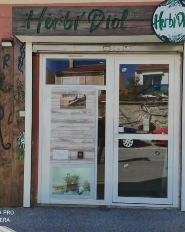 Connaissez-vous " Herbi'Diol" votre boutique de CBD, installée sur La Farlède depuis 2019 et ses distributeurs automatiques que l'on peut retrouver sur Solliès-Pont, Cuers, Toulon et Rocbaron.
Une boutique intimiste, où accueil, qualité , prix et choix sont les maitres-mots. Vous y retrouverez tous vos produits de CBD . les Huiles, Fleurs, résines, thés et articles de fumeurs. Besoin de conseils ou de découvrir le CBD, nous répondrons à vos demandes.
#cbdshop #cbd #bienetre #Var #fumeur #toutlemonde #zen #cannabislegal